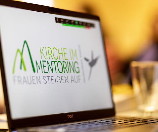 Laptop-Bildschirm mit Logo von "Kirche im Mentoring"; ©Frank Herzmann