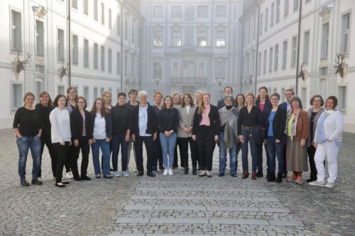 Mentees und weitere Beteiligte des Mentorings der Gruppe 6b am 21.9.2022 vor dem Tagungshaus Schloss Hirschberg (Bistum Eichstätt).