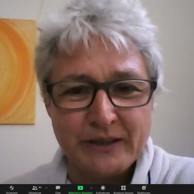 Zoom-Bildschirm zeigt eine Ordensfrau mit kurzem grauem Haar, scharzer Brille und weißem Pulli.
