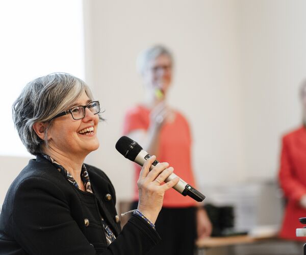 Birgit Mock mit Mikrophon; © Frank Herzmann