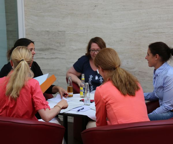 Gruppenarbeit unter den Mentees während der Abschlussveranstaltung der Gruppe 1 in München