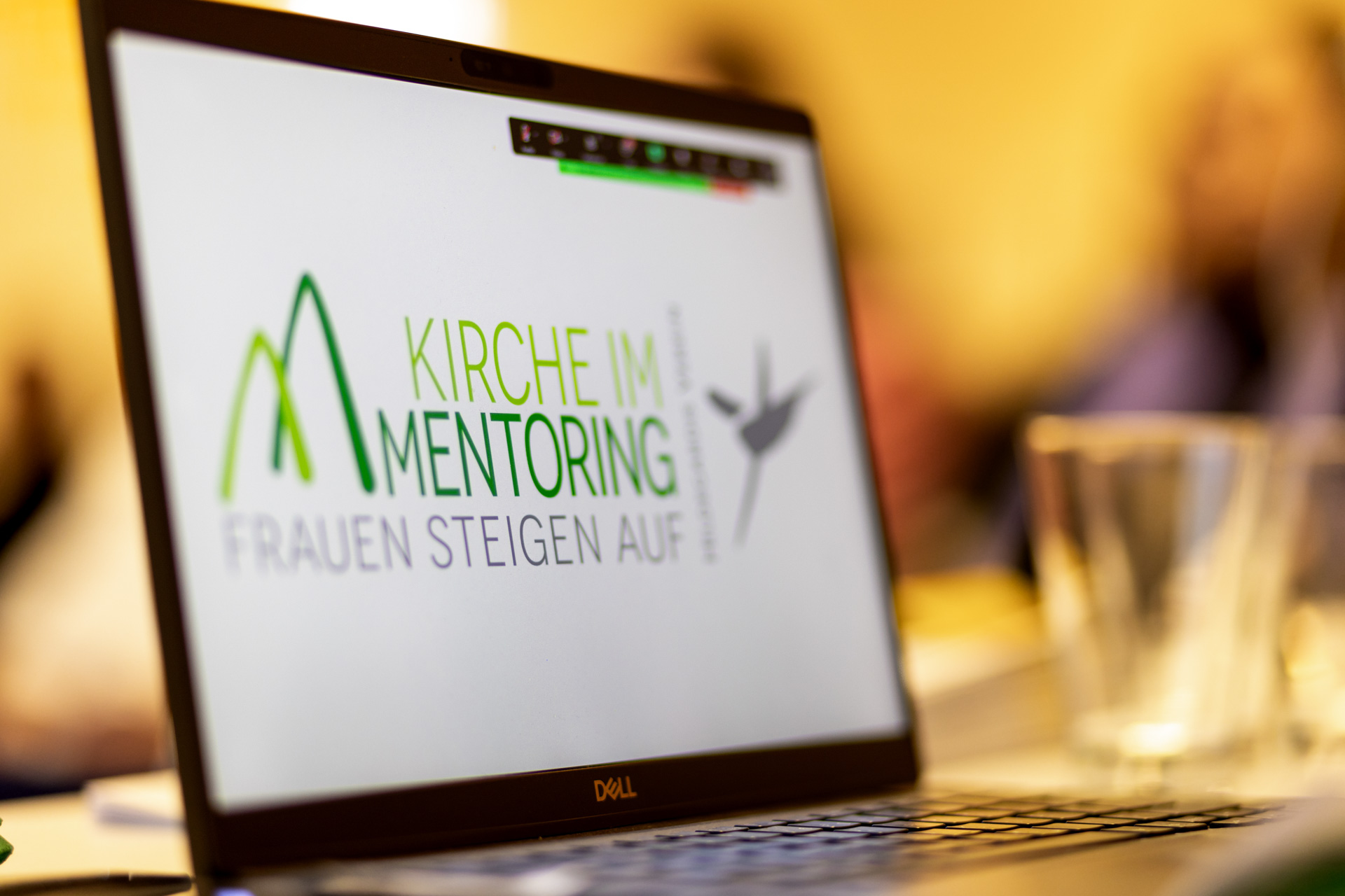 Laptop-Bildschirm mit Logo von "Kirche im Mentoring"; ©Frank Herzmann